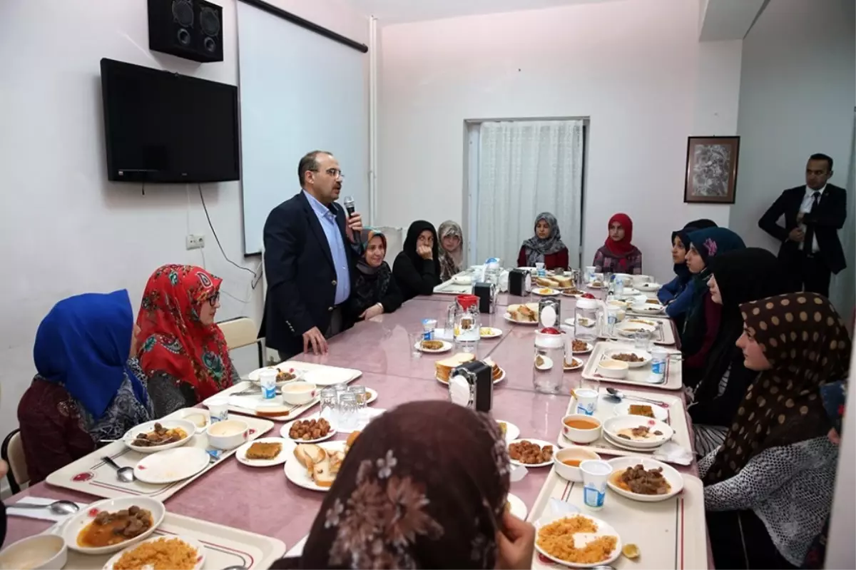 Vali İsmail Ustaoğlu, Kız İmam Hatip Lisesi Öğrencileriyle İftarda Buluştu