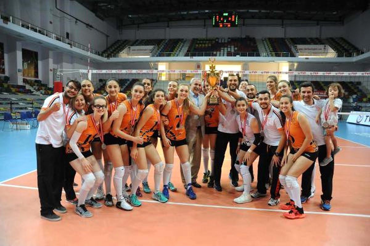 Voleybol Altyapı Şampiyonası\'nda İzmir Takımlarının Başarısı