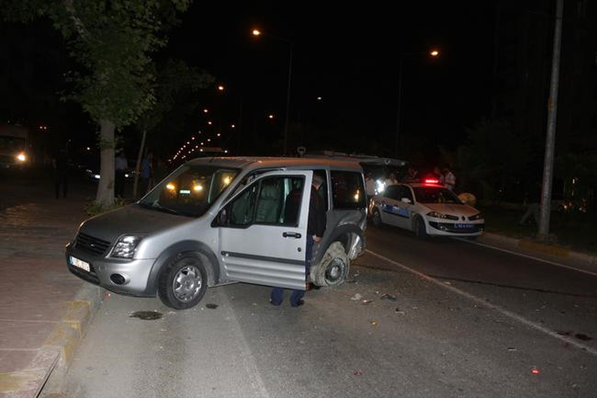 Yol Kenarında Lastik Değiştirirken Otomobil Çarptı