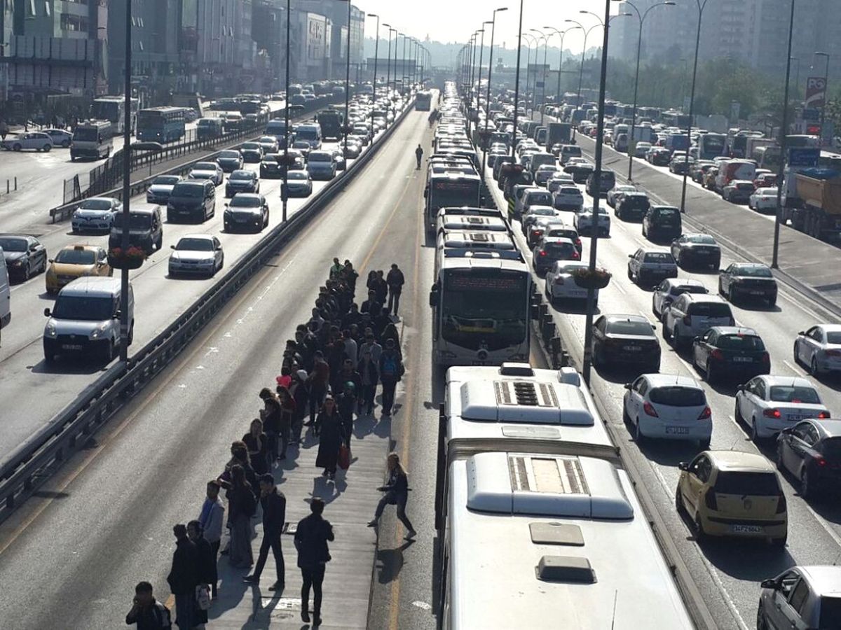 Zincirlikuyu İstikametine Giden Bir Metrobüs Arızalandı. Arıza Nedeniyle Metrobüs Seferleri Durdu.