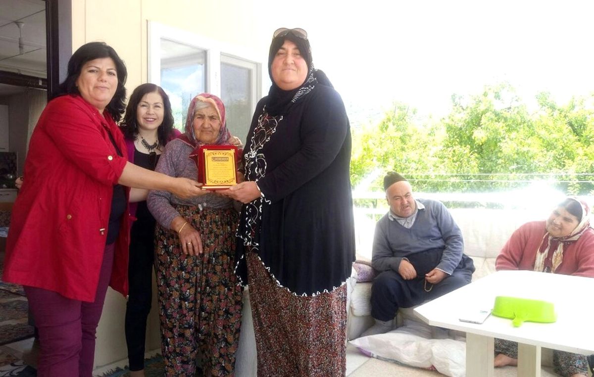 3 Engelli Çocuğuna Bakan Anne \'Yılın Annesi\' Seçildi