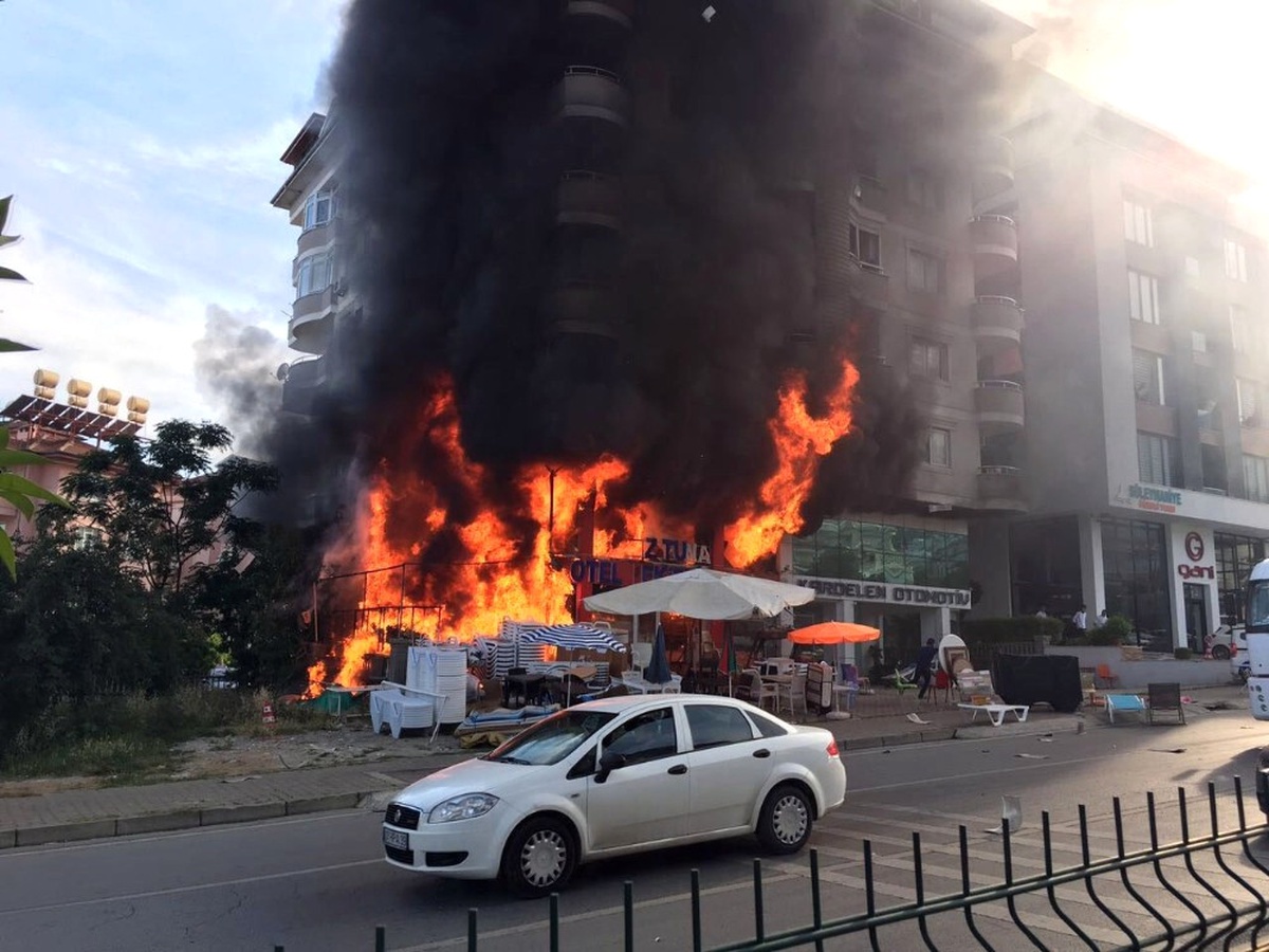 Alanya\'da 5 Katlı Bina Alevlere Teslim Oldu
