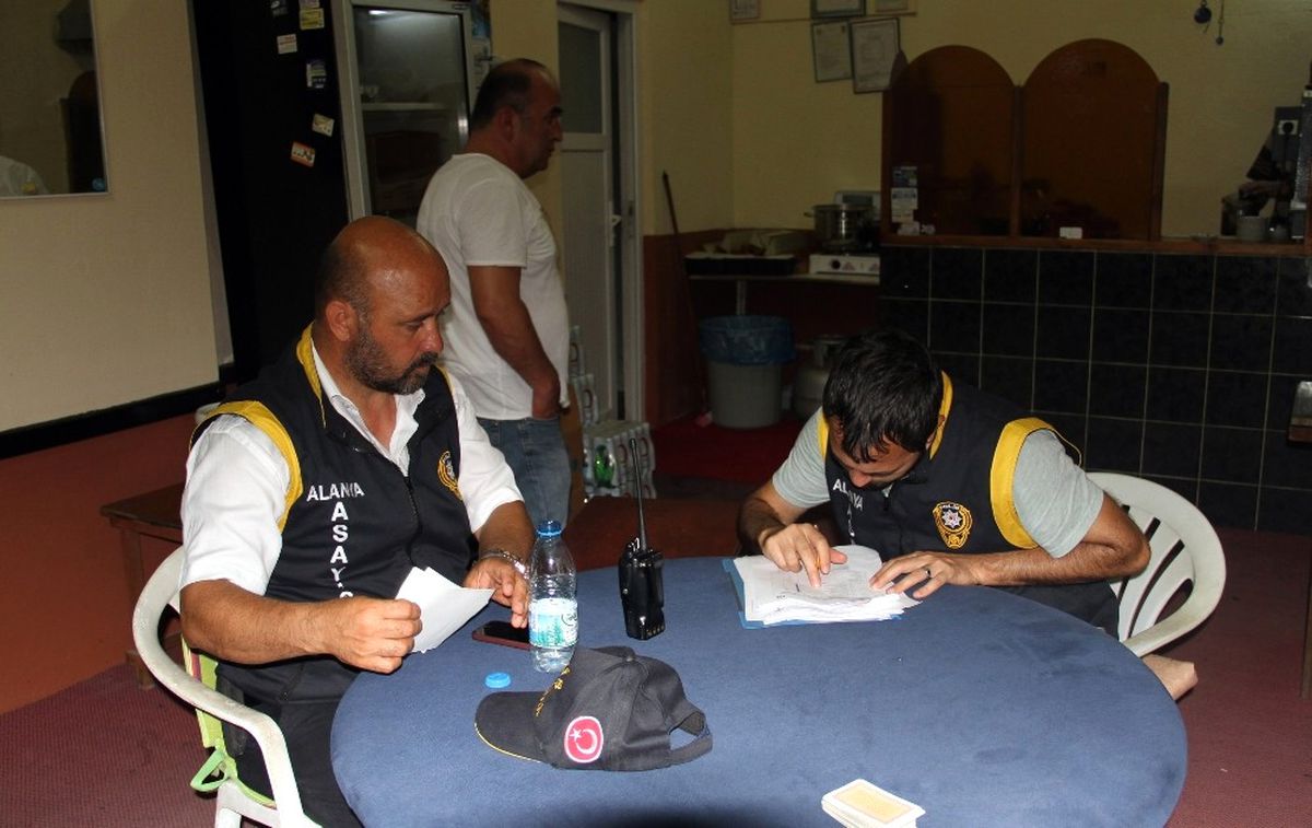 Alanya\'da Dernek ve Kahvehanelere Kumar Baskını