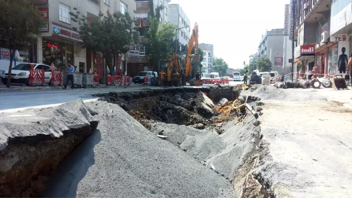 Bağcılar\'da Aynı Cadde de Bu Sefer Yol Cöktü