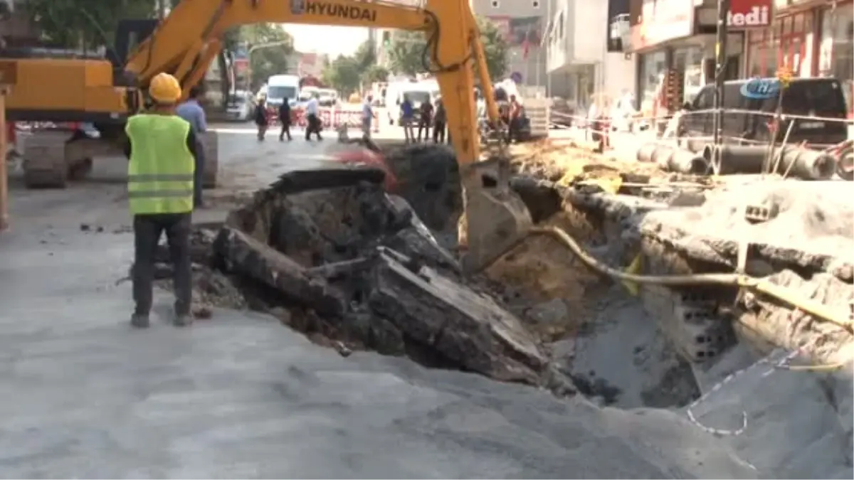 Bağcılar\'da Aynı Cadde de Bu Sefer Yol Göçtü