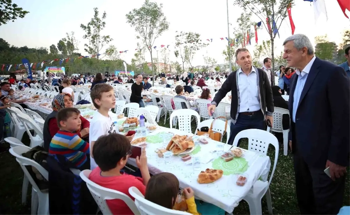 Başkan Karaosmanoğlu, 3 Bin 500 Anne ile İftar Yaptı