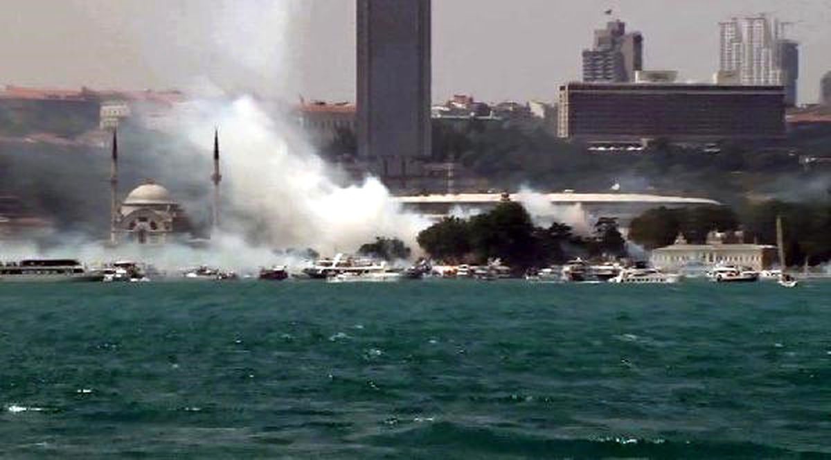 Beşiktaş\'ı Kaplayan Meşale Bulutu Anadolu Yakasından Böyle Göründü