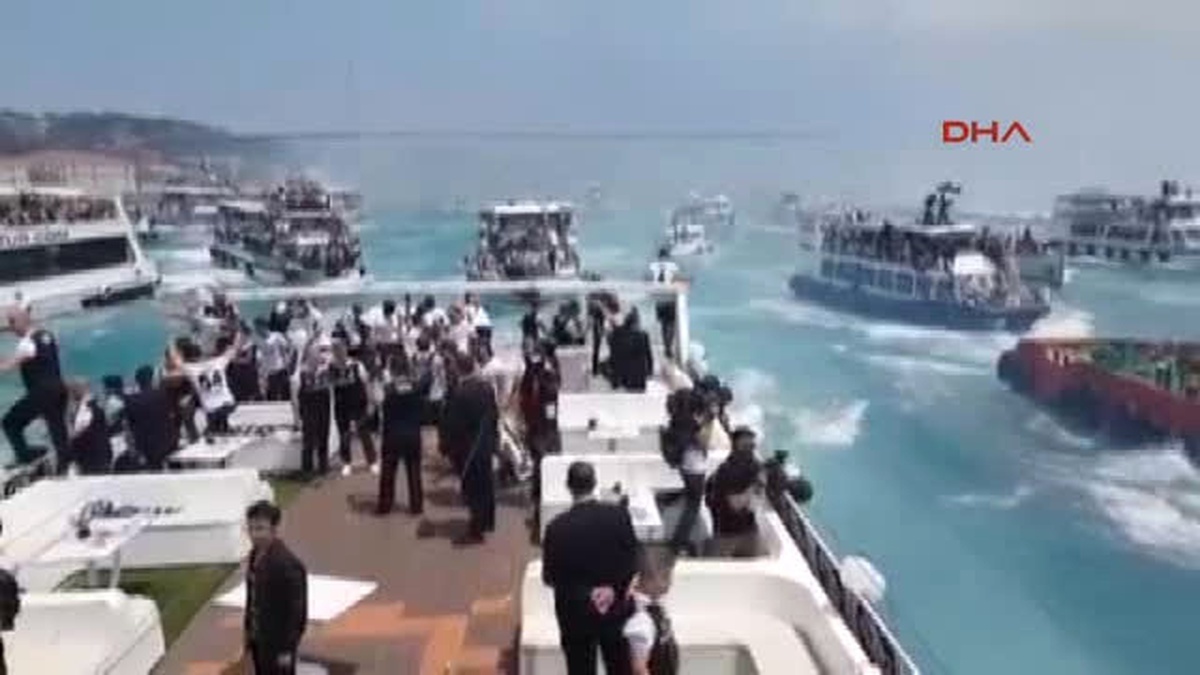 Beşiktaş\'ın Kutlamasındaki Tekne Kazası Anı Kamerada
