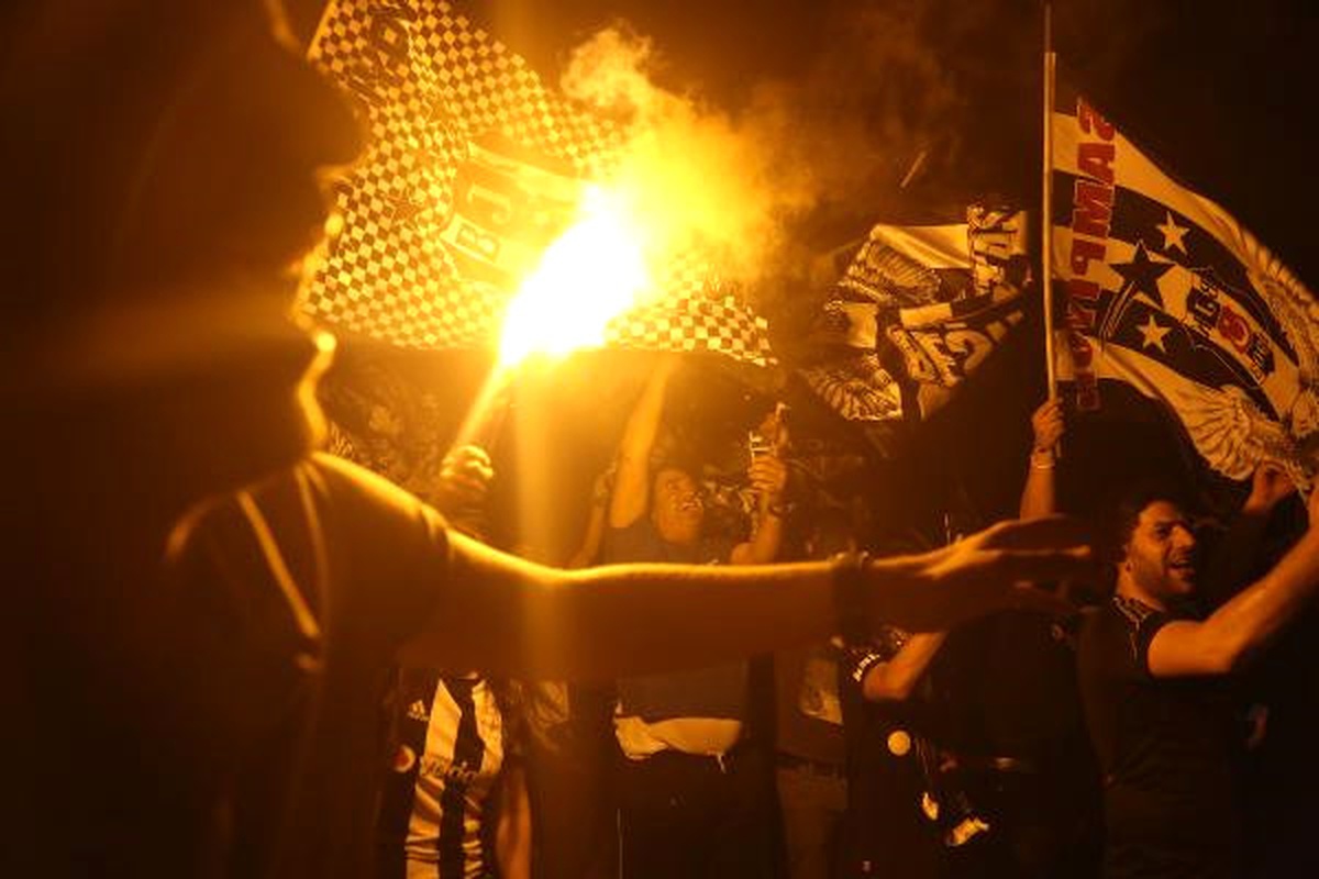 Beşiktaş\'ın Şampiyonluk Kutlamaları İstanbul Boğazı\'nda Başladı.