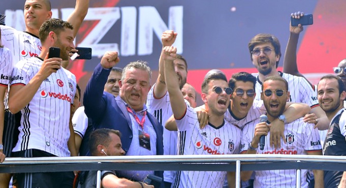 Beşiktaşlı Futbolcular Taraftarı Coşturdu