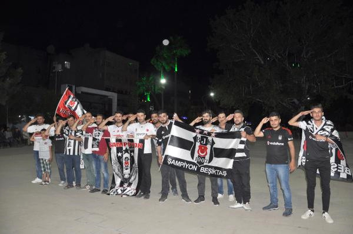 Beşiktaşlılardan Atatürk Anıtı Önünde Asker Selamlı Kutlama