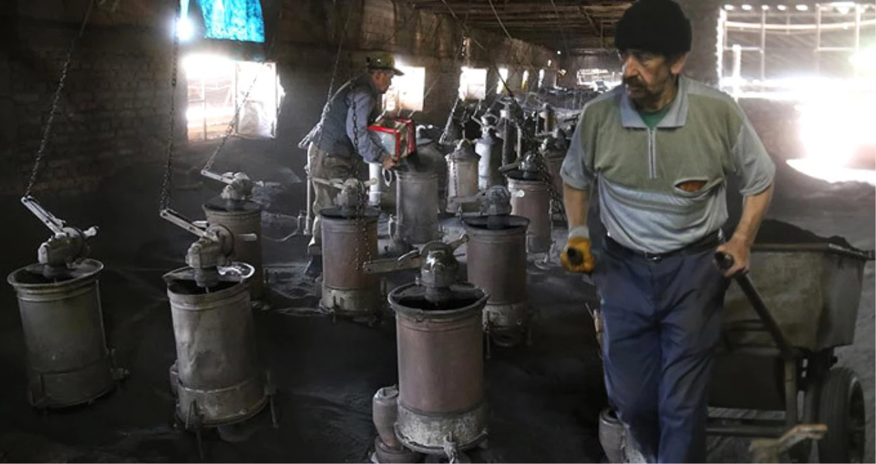 Tuğla Fabrikası İşçileri, Bin Dereceyi Bulan Sıcaklıkta Hem Çalışıp Hem Oruç Tutuyorlar