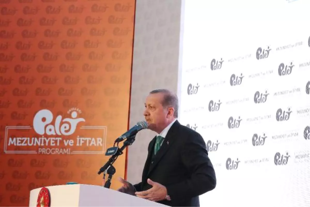 Cumhurbaşkanı Erdoğan ve Eşi Emine Erdoğan, Mezuniyet Belgesini Torunu Ömer Tayyip Erdoğan\'a Verdi