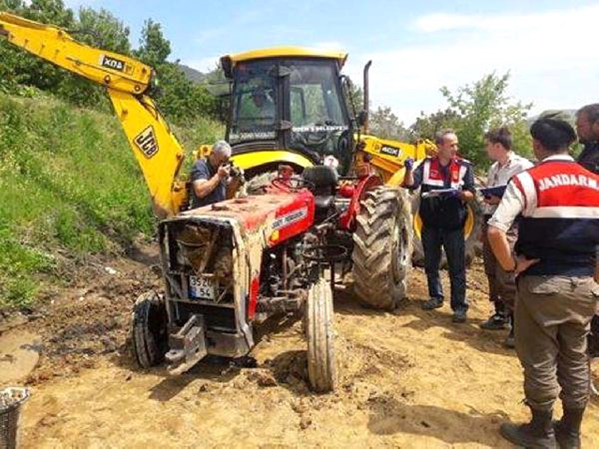 Devrilen Traktörün Altında Kalan Çiftçi Öldü