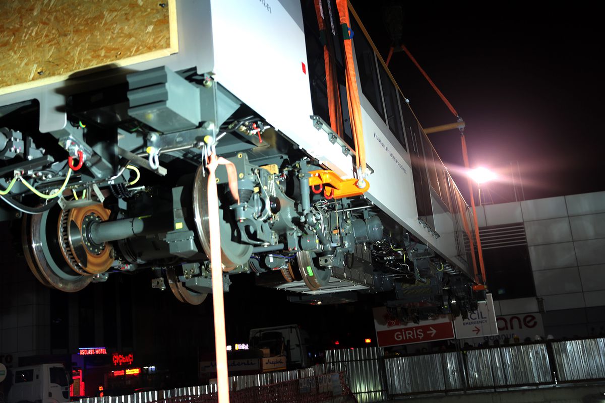 Dha İstanbul - Yeni Metro Araçları Raylarla Buluştu