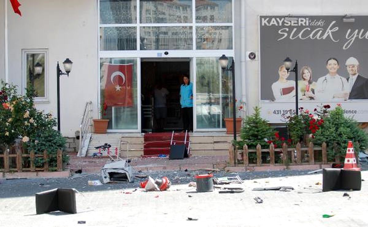 Dha Yurt - Üniversite Öğrencisi Cinnet Geçirip Evin Eşyalarını Balkondan Attı