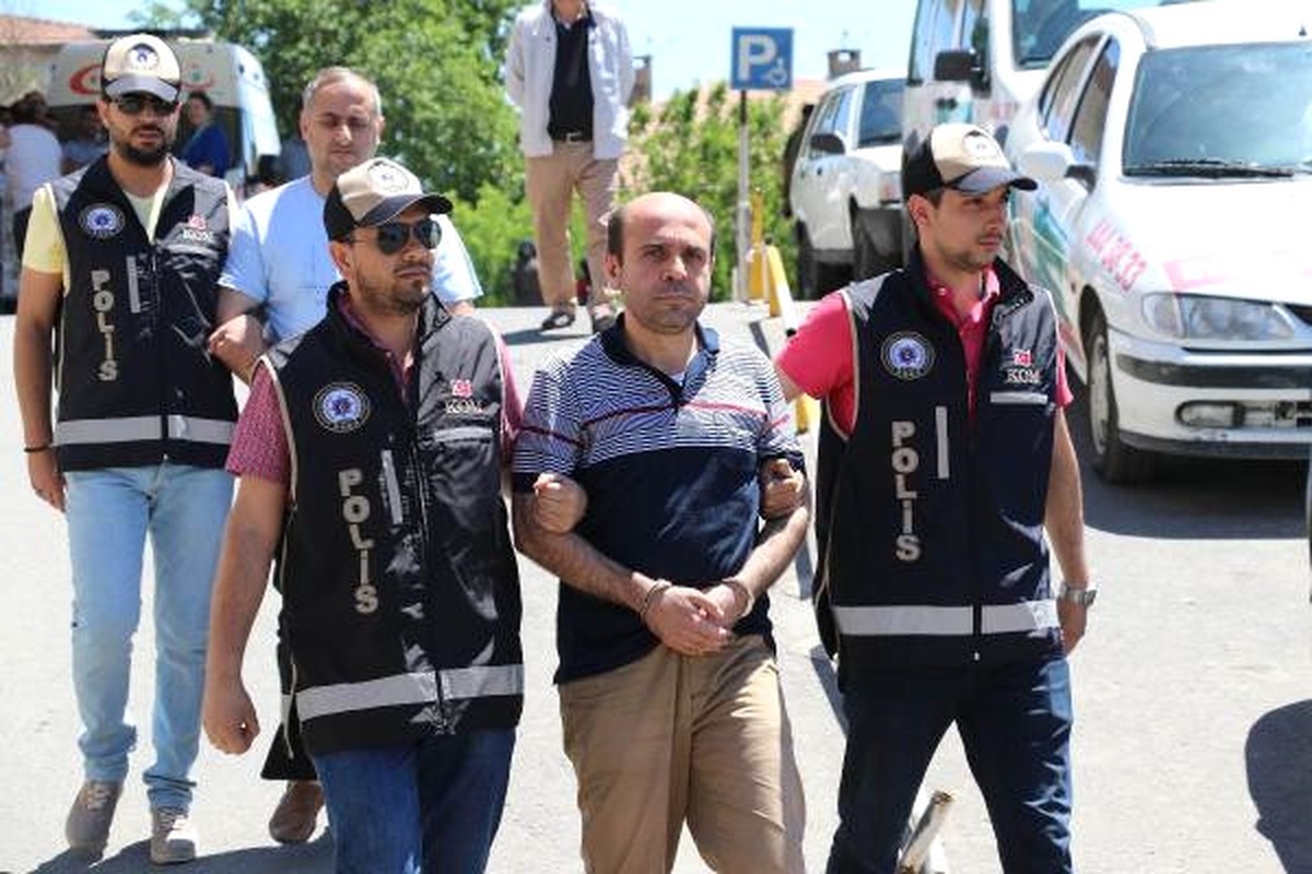 Diyarbakır\'da Fetö\'nün Hücre Evine Baskın: 1\'i Bölge İmamı 3 Gözaltı