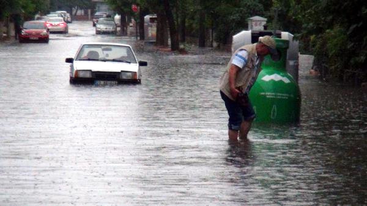 Edirne\'de Sağanak Yağışta, Cadde ve Sokaklar Göle Döndü