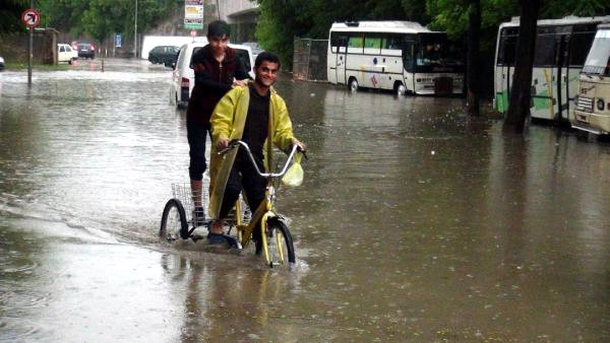 Edirne\'de Sağanak Yağışta, Cadde ve Sokaklar Göle Döndü