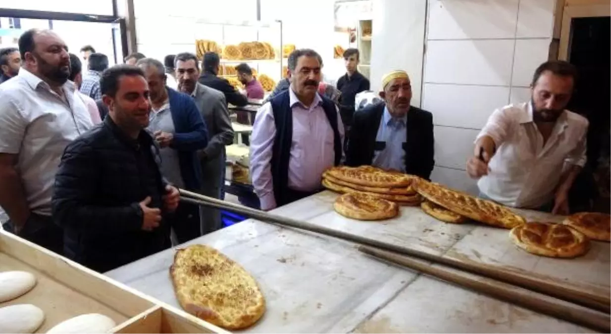 Erzurum\'da İftar Öncesi Uzayan Kuyruklar