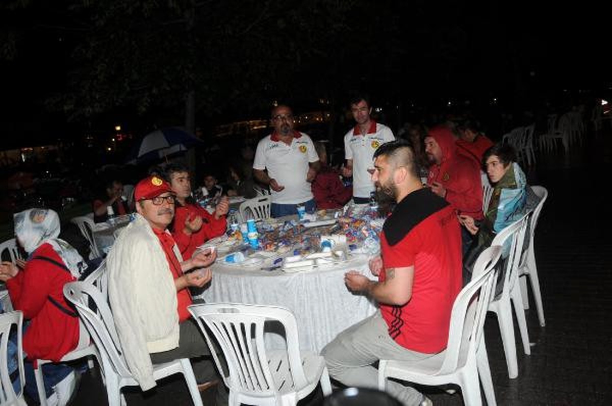 Eskişehirspor Taraftarları Yağmur Altında İftar Yaptı