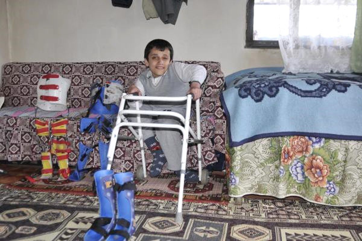 Fedakar Baba Engelli Oğlunun Okulunda Hademelik Yapıyor