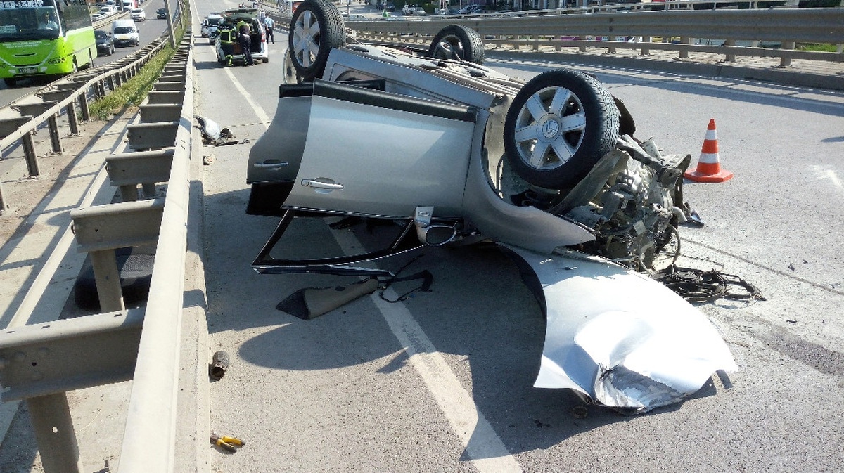 Freni Kilitlenen Kamyona Otomobil Çarptı: 1 Ölü, 3 Yaralı