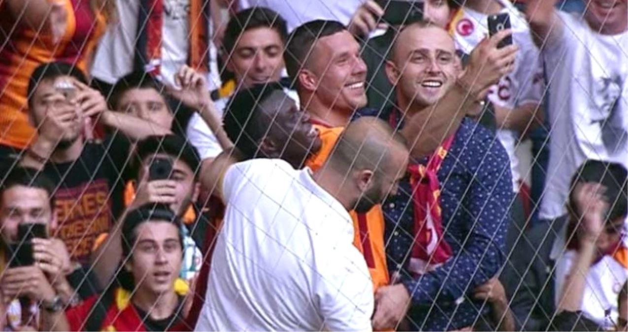 Galatasaray\'da Podolski ile Bruma, Taraftarlara Veda Etti