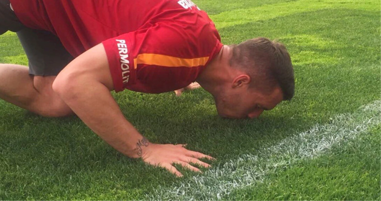 Galatasaraylı Lukas Podolski, Florya\'ya Çimleri Öperek Veda Etti