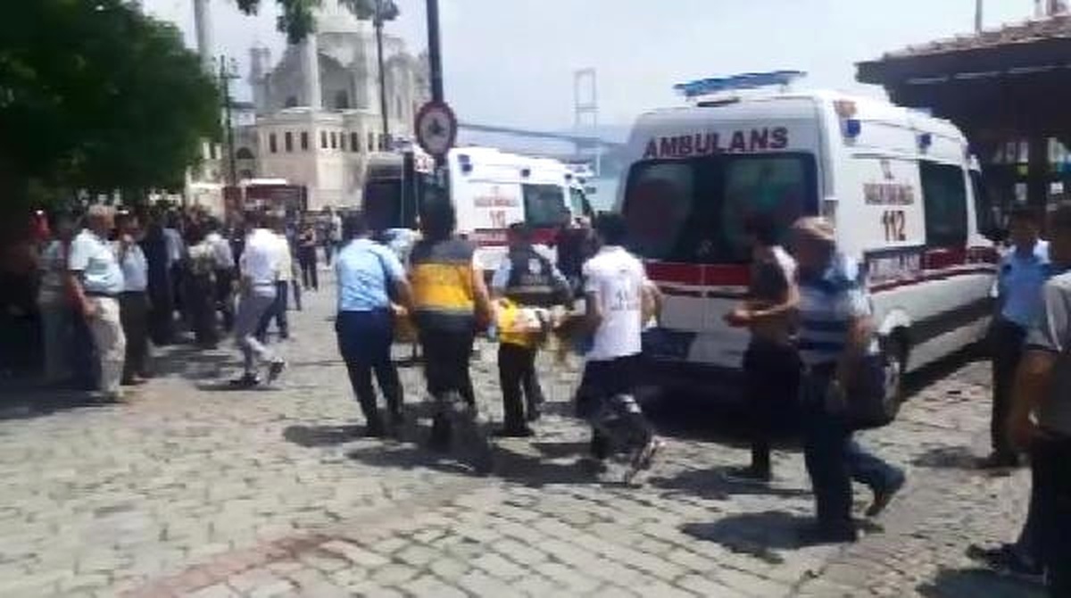 Geniş Haber) Beşiktaş\'ın Kutlamasında Tekne Kazası. İki Taraftar Ağır Yaralandı