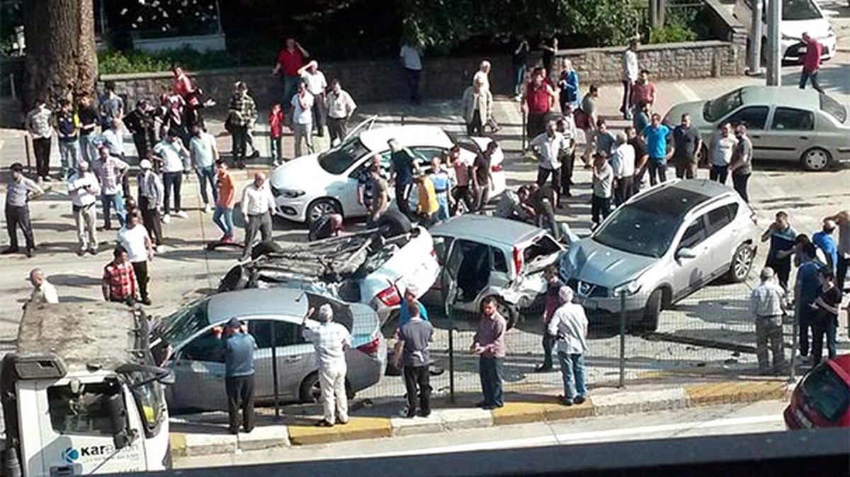 Güncelleme - Kocaeli\'de Zincirleme Trafik Kazası: 9 Yaralı