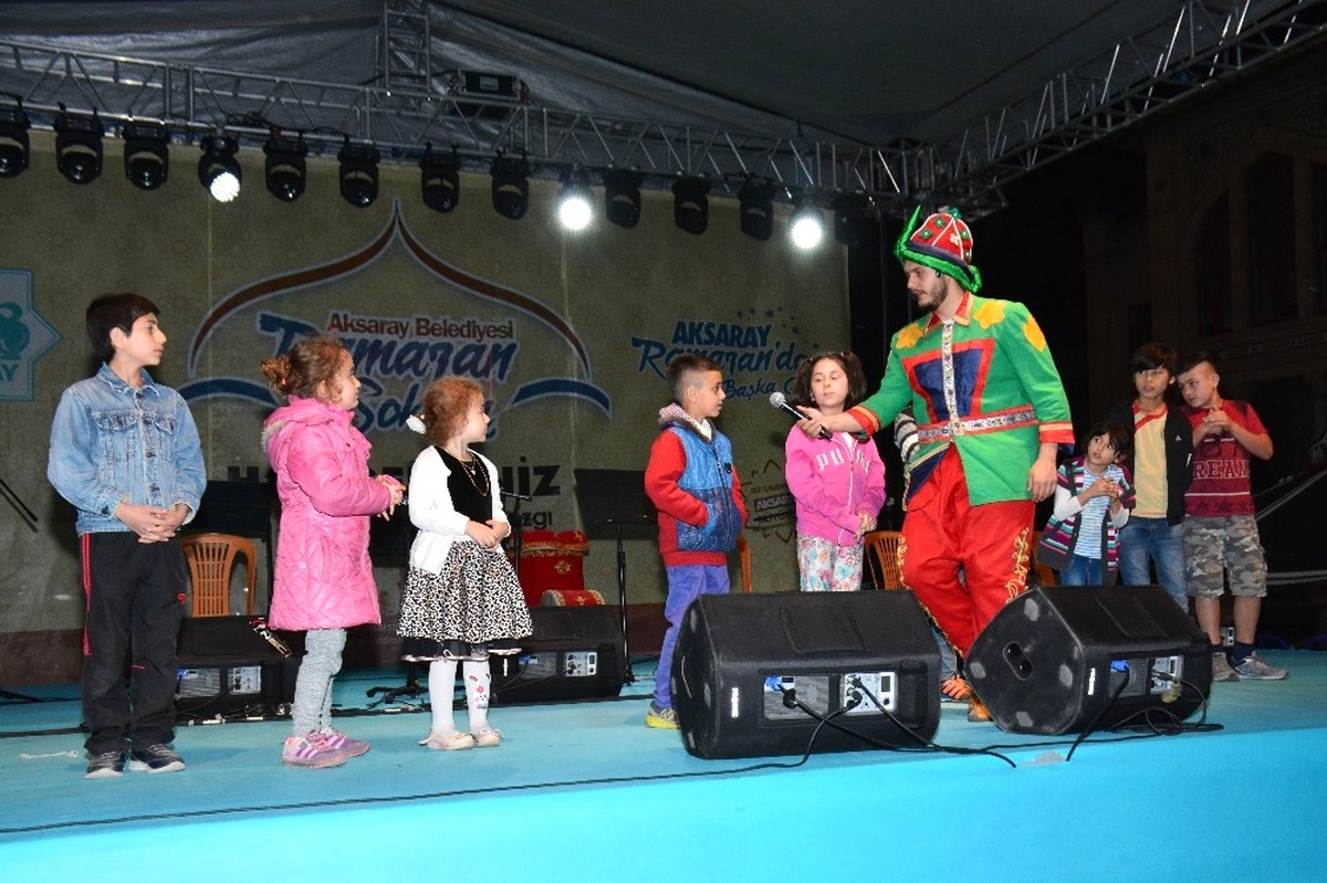 Hacivat ve Karagöz Ramazan Sokağına Renk Katıyor
