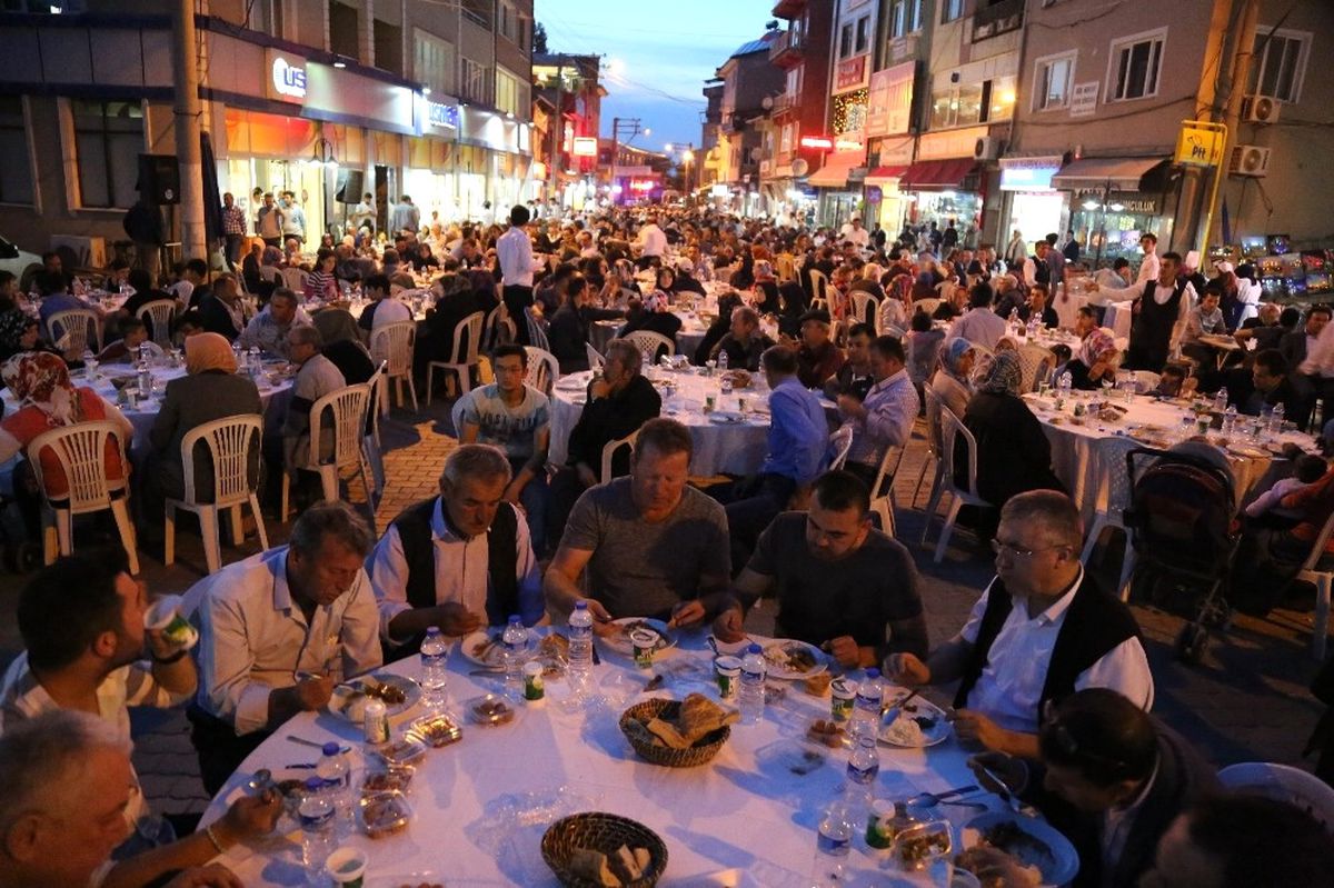 İftar Sofrası Orhaneli\'de Kuruldu