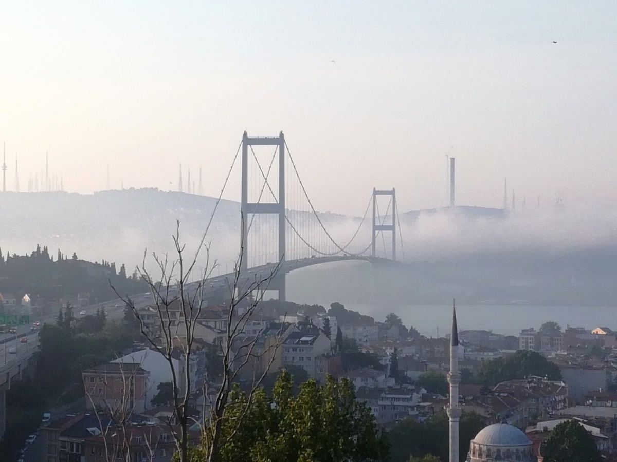 İstanbul Boğazı\'nda Sis Etkili Oldu