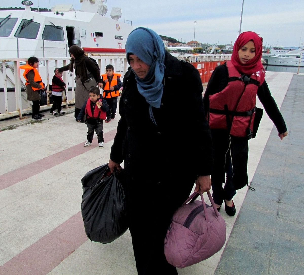 İzmir\'de Göçmen Kaçakçılığı Operasyonu