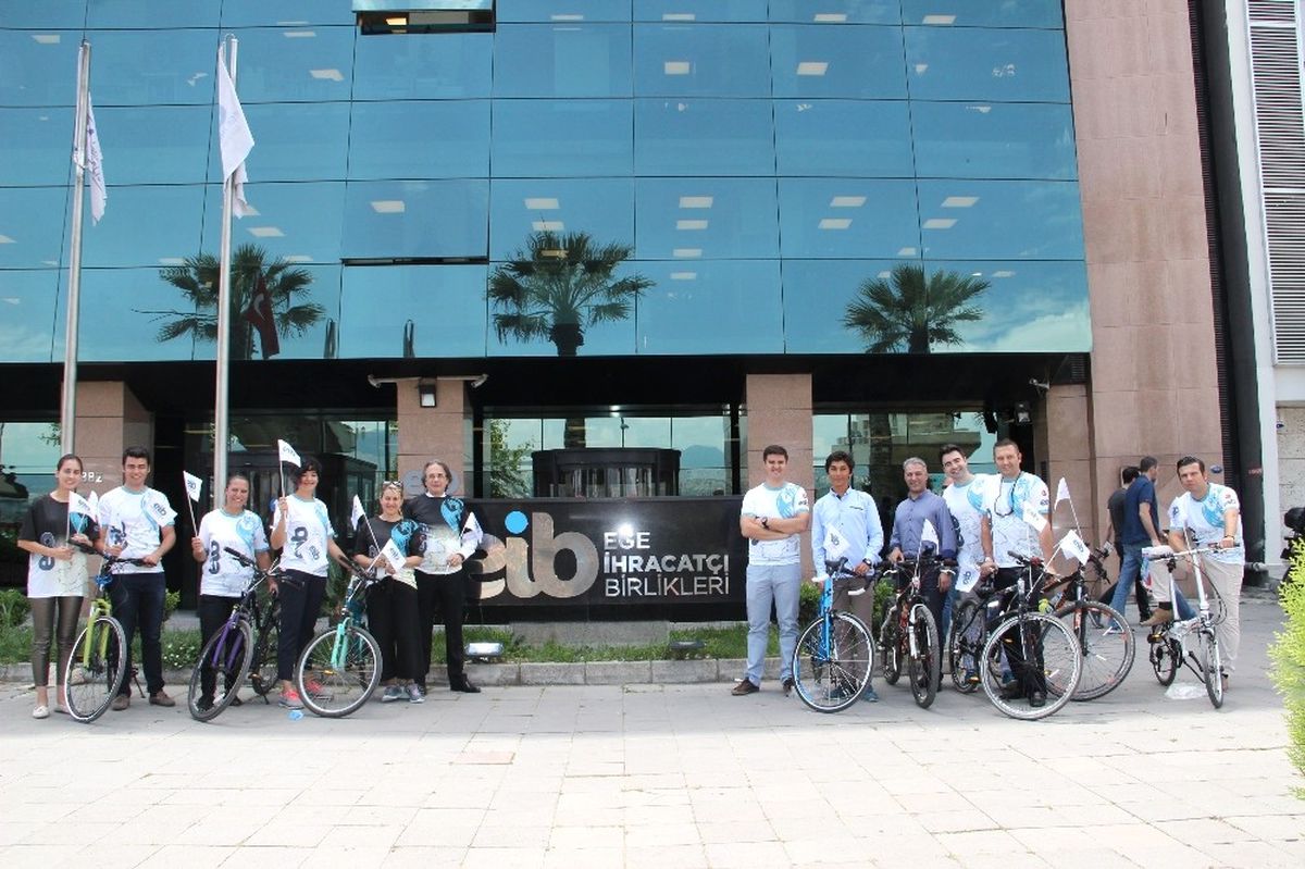 İzmir\'in Şampiyonluğu İçin 10 Bin 380 Kilometre Pedal Çevirdiler