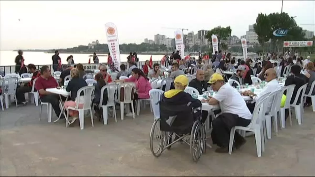 Kadıköylüler İftar İçin Caddebostan Sahili\'nde Buluştu