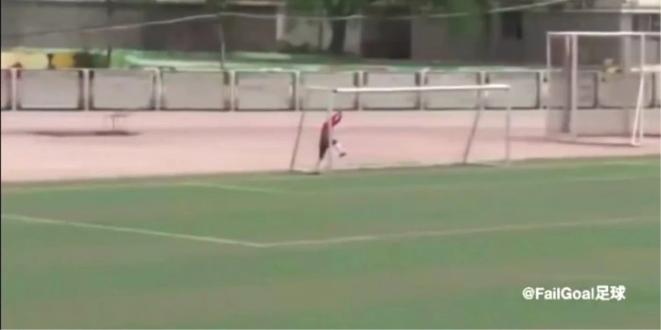 Çin\'de Futbolcu, Şut Çekerek Kale Direğini Kırdı