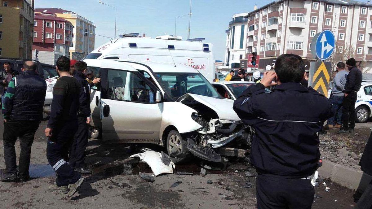 Kars\'ta Trafik Kazası: 2 Yaralı