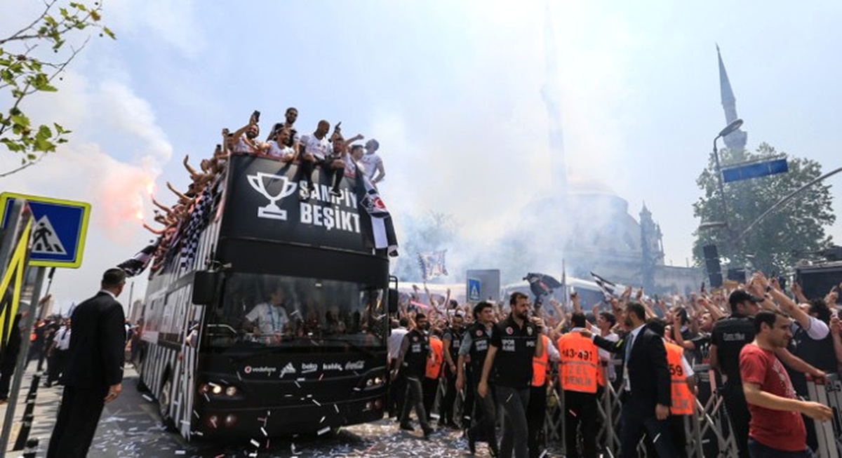 Beşiktaş Şampiyonluğunu Kutluyor