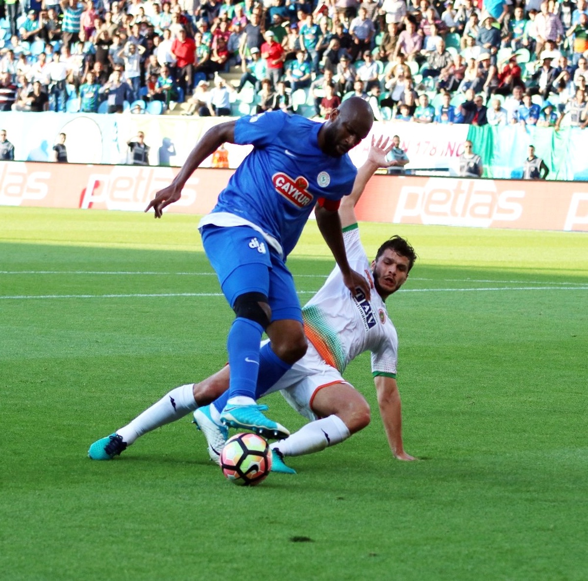 Ligin Son Haftasında Bursaspor\'un Trabzonspor\'u Mağlup Etmesiyle Çaykur Rizespor, Tff 1. Lig\'e...