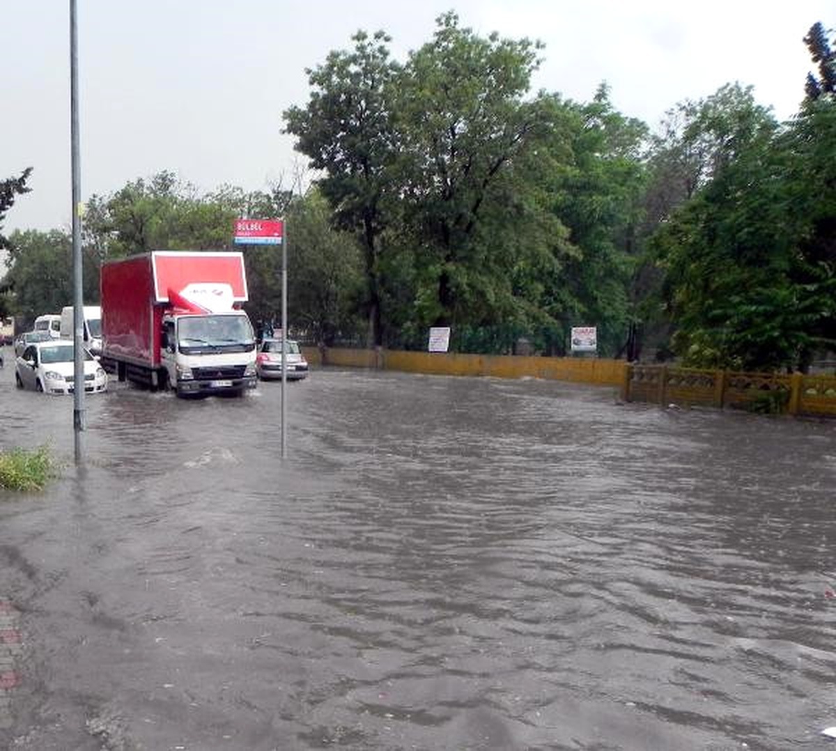 Lüleburgaz\'da Sağanak, Cadde ve Sokakları Göle Çevirdi