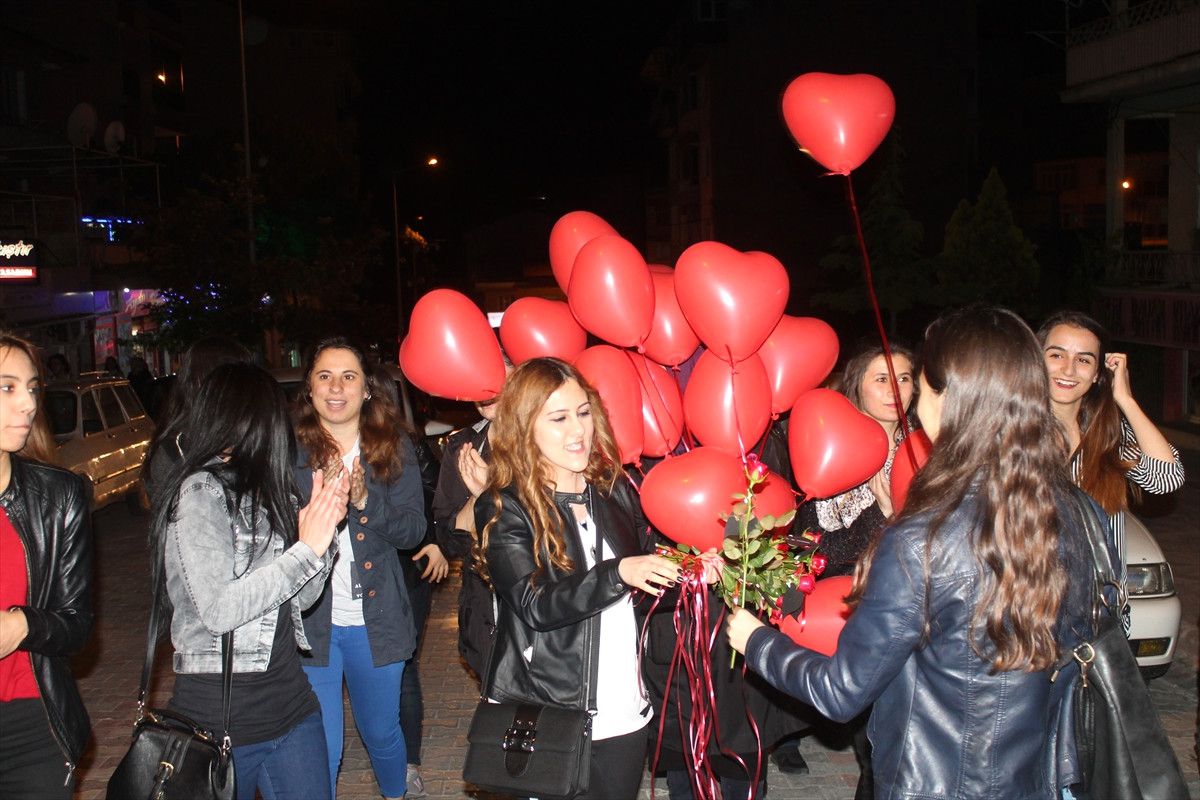 Manisa\'da İlginç Evlilik Teklifi