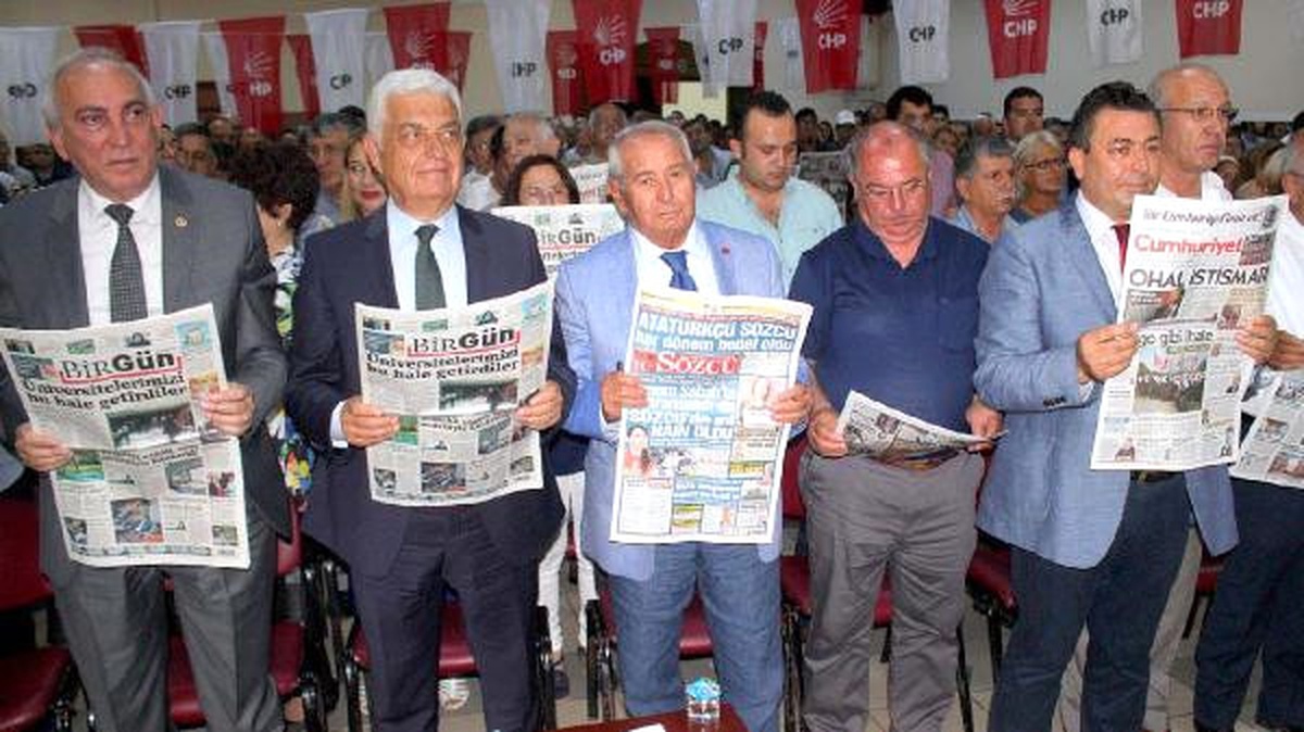 Ohal\'i Gazete Okuyarak Protesto Ettiler