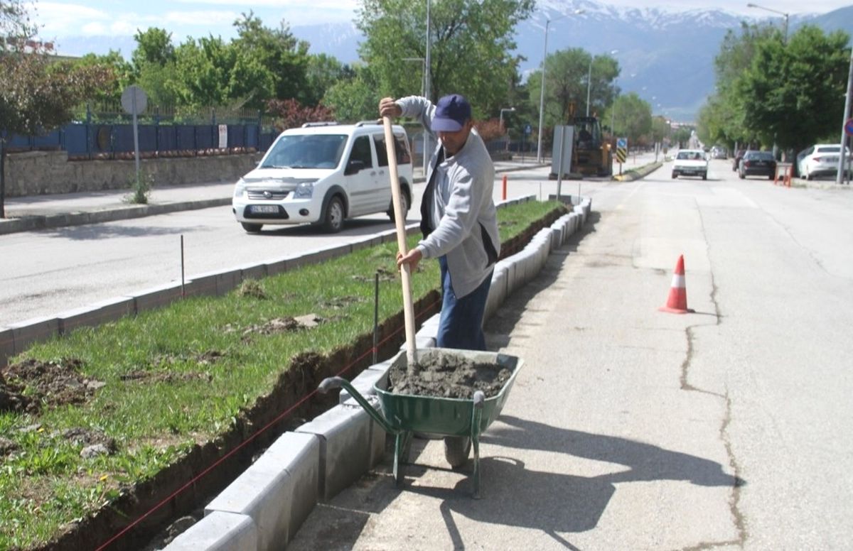 Ordu Caddesinde Refüj Yenileme Çalışmaları