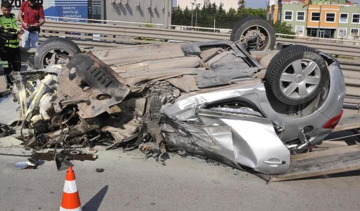 Otomobil Freni Kilitlenen Kamyona Çarptı: 4 Yaralı