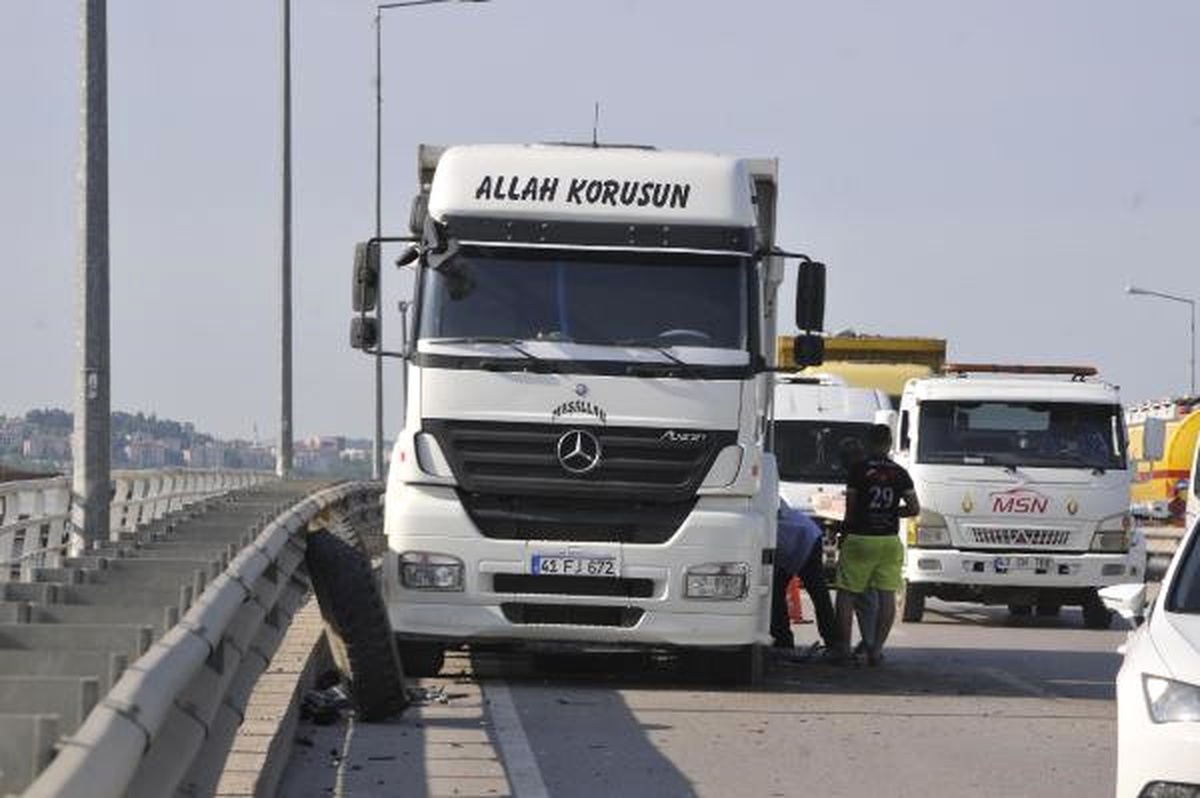 Otomobil Freni Kilitlenen Kamyona Çarptı: 4 Yaralı