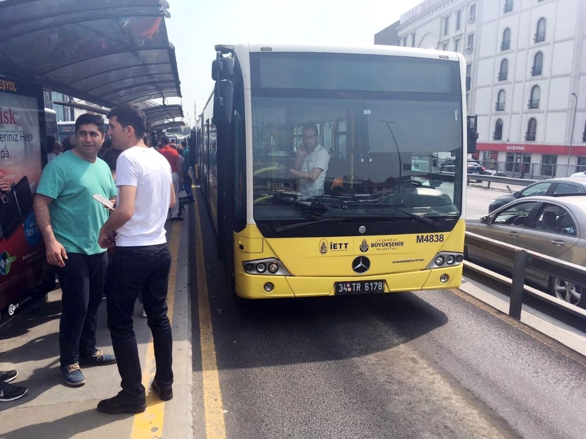 Metrobüs Arızası Uzun Kuyruklar Oluşturdu