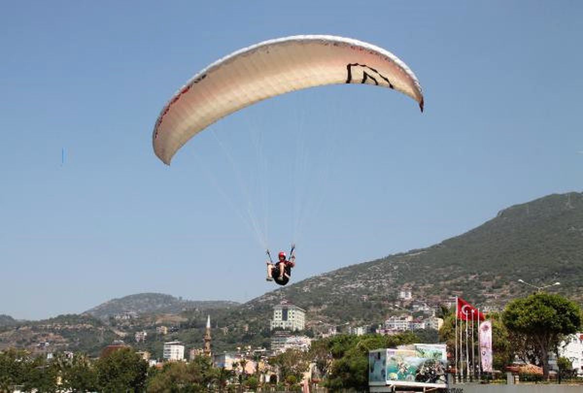 Paraşütçüler Alanya\'da Yarışıyor