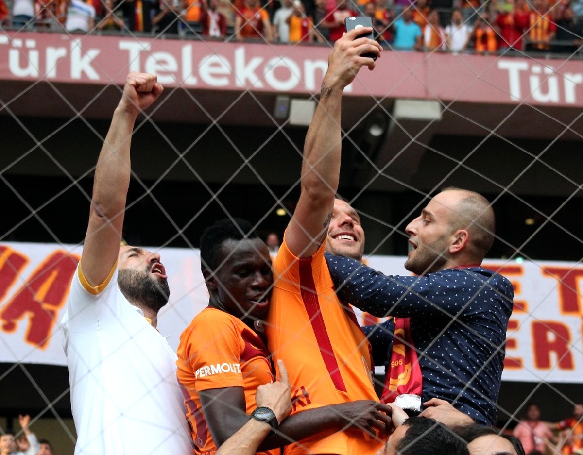 Podolski ve Bruma Tribüne Girdi